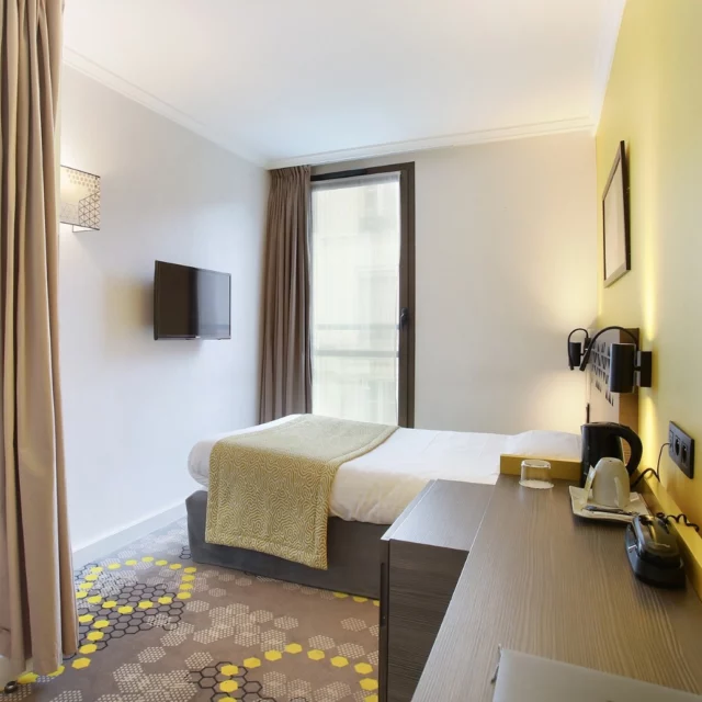 Golden hour, inside and out ☀️
Our yellow-toned rooms soak up the season’s light. Bright, warm, and ready to welcome you.

Functional, comfy, and close to the Eiffel Tower. 

Just how we like it. 💛
.
.
.
.
.
 #hoteleiffelcapitol #interiordesign #hotelroom #hôtel #hotel #paris #eiffeltowerparis #eiffeltower