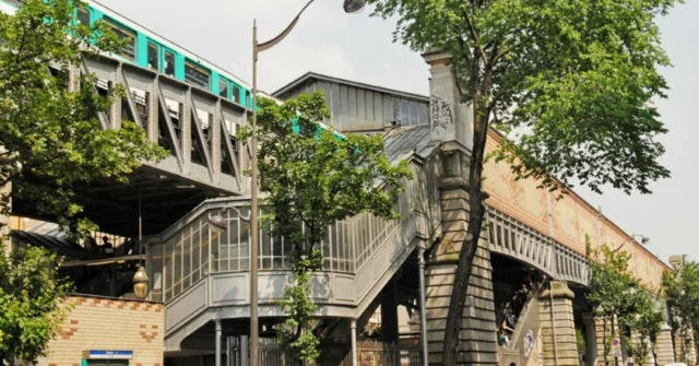 🚇 Steps away from the metro, and a world of Parisian landmarks at your fingertips!

With lines 6, 8, and 10 right outside, our location makes exploring the city a breeze.

From the Eiffel Tower to Montmartre, you’re always just a few stops away.